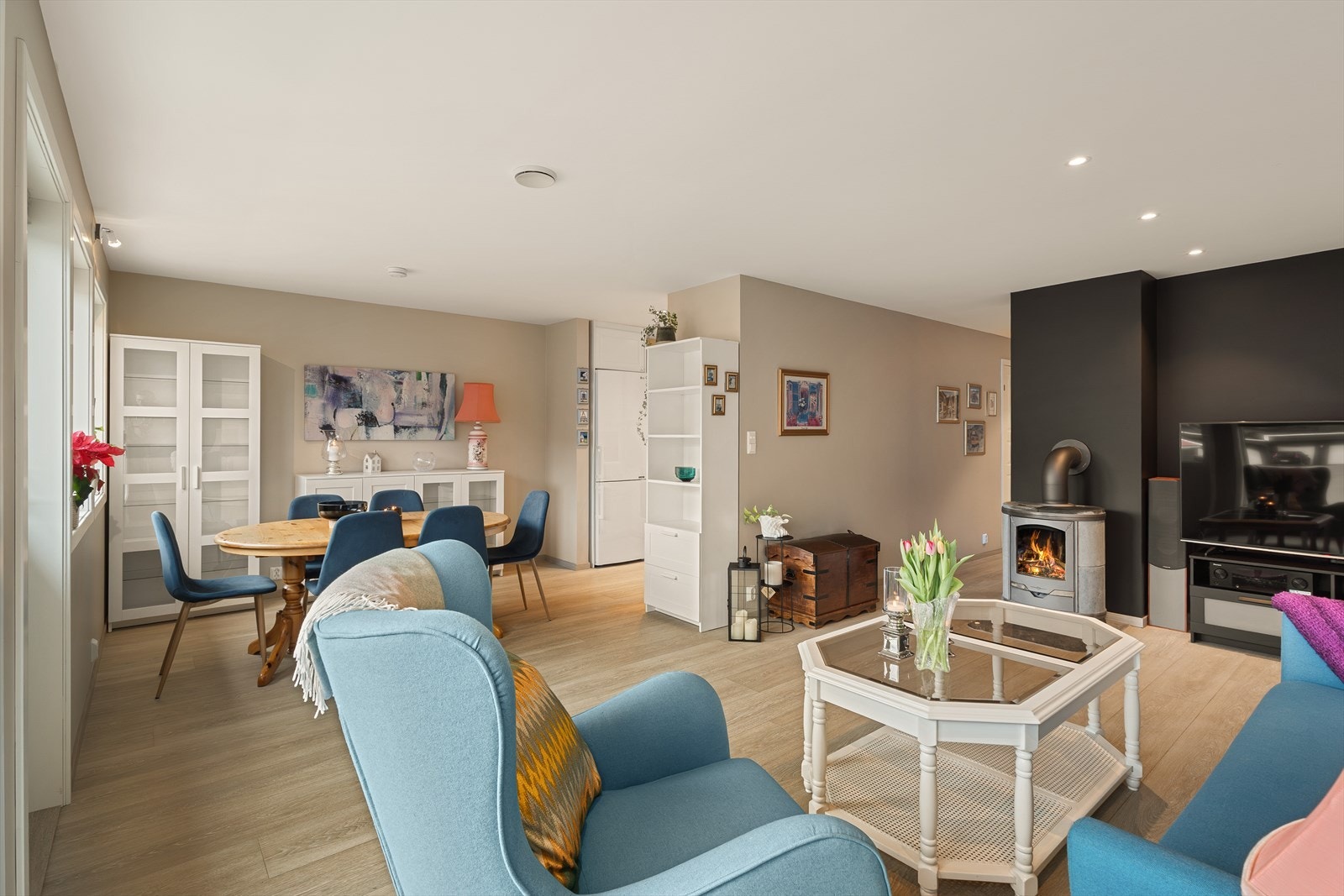 Stue og kjøkken utgjør et samlet areal på 35,2 m² Galleribilde