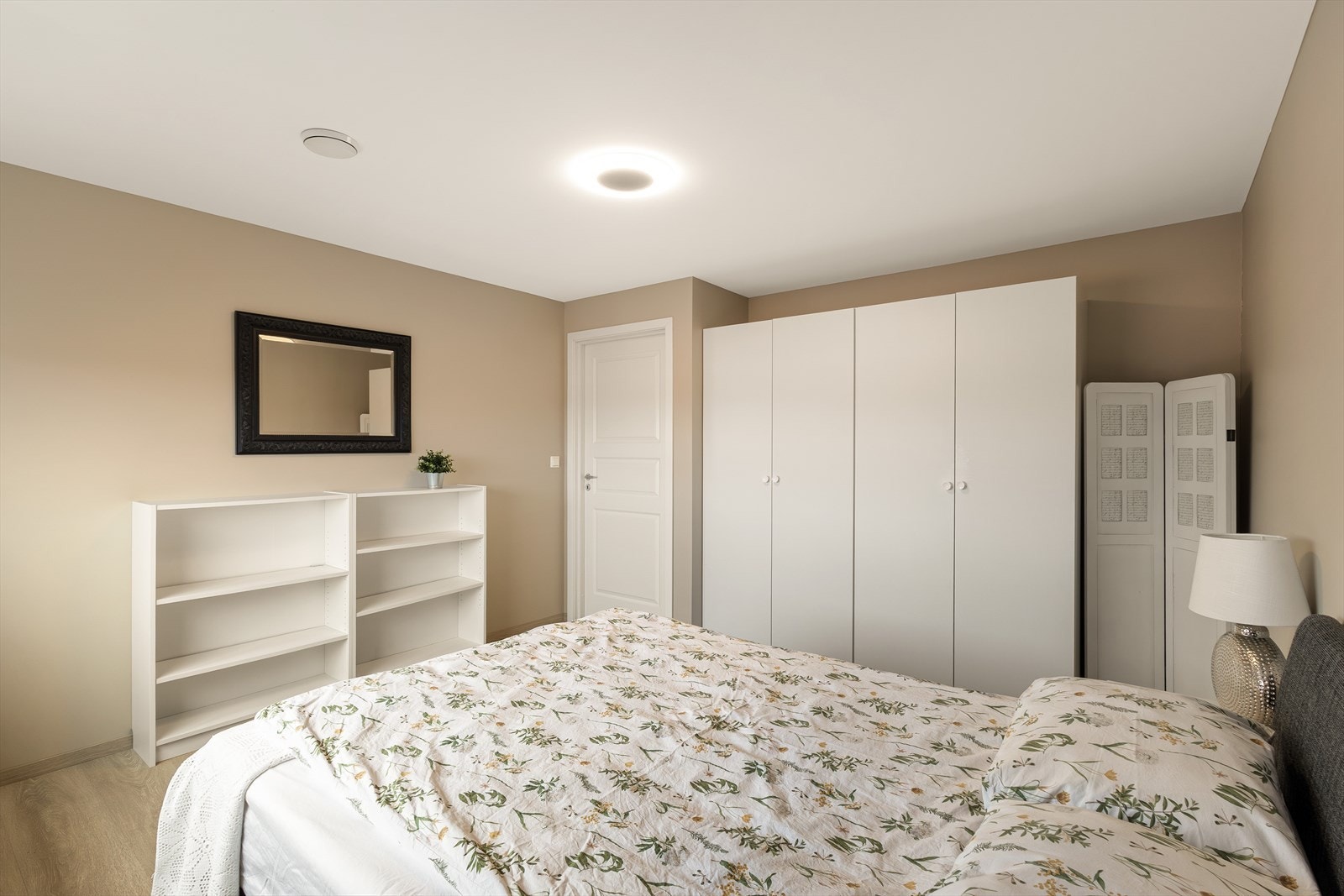 Her er det god plass til dobbeltseng og garderobeskap Galleribilde