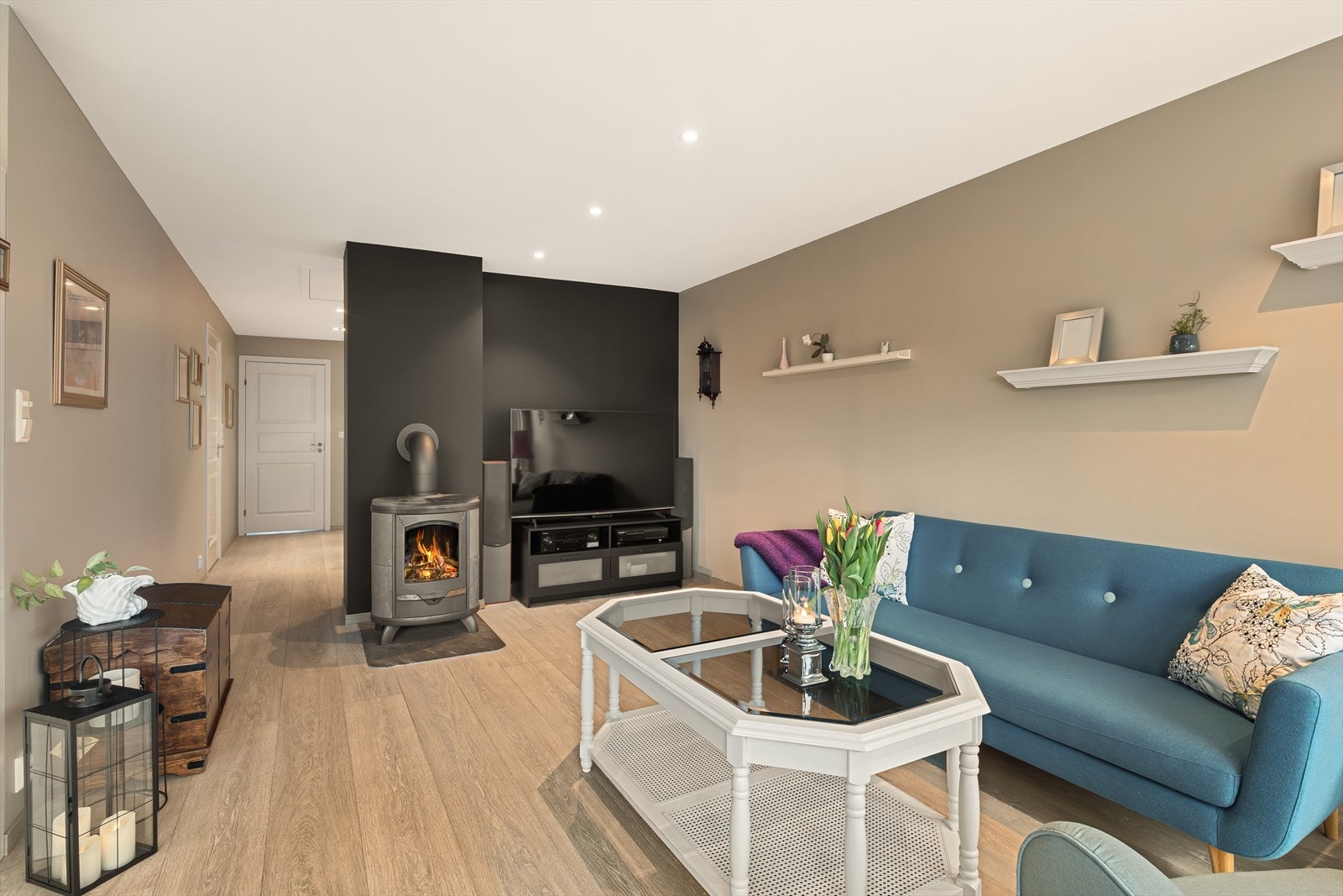 Stuen har vedovn som bidrar til både varme og en hyggelig atmosfære Galleribilde