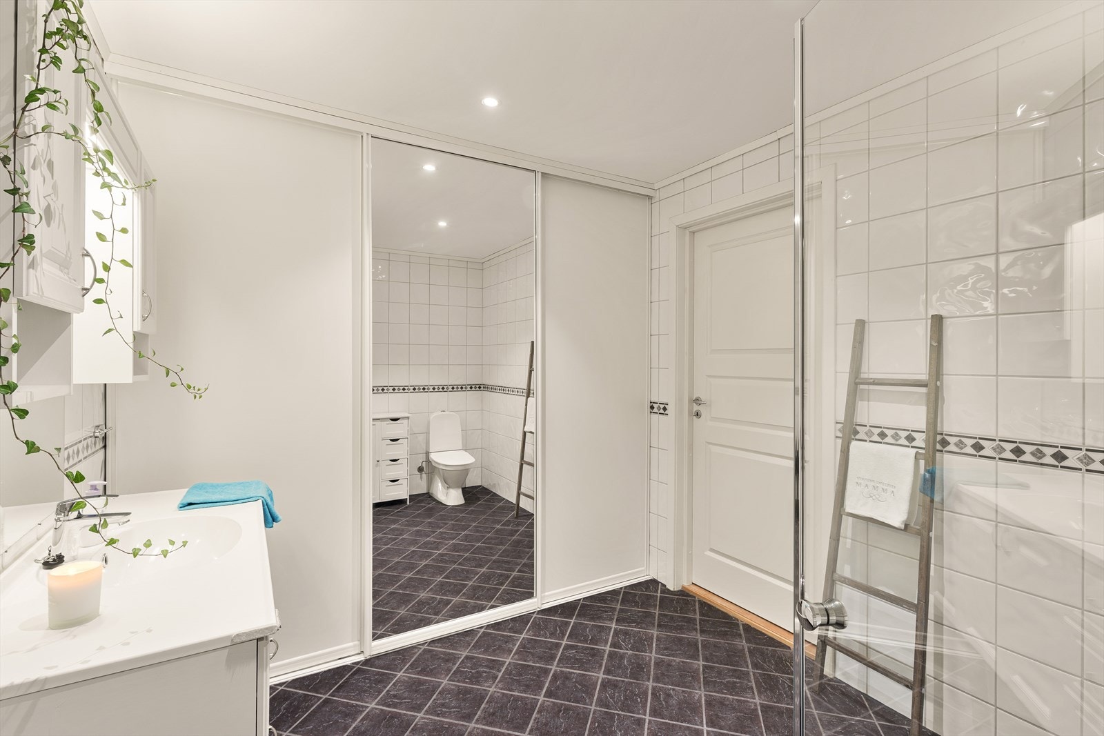 Skyvedørsgarderobe langs den ene veggen med god plass til oppbevaring av utstyr Galleribilde