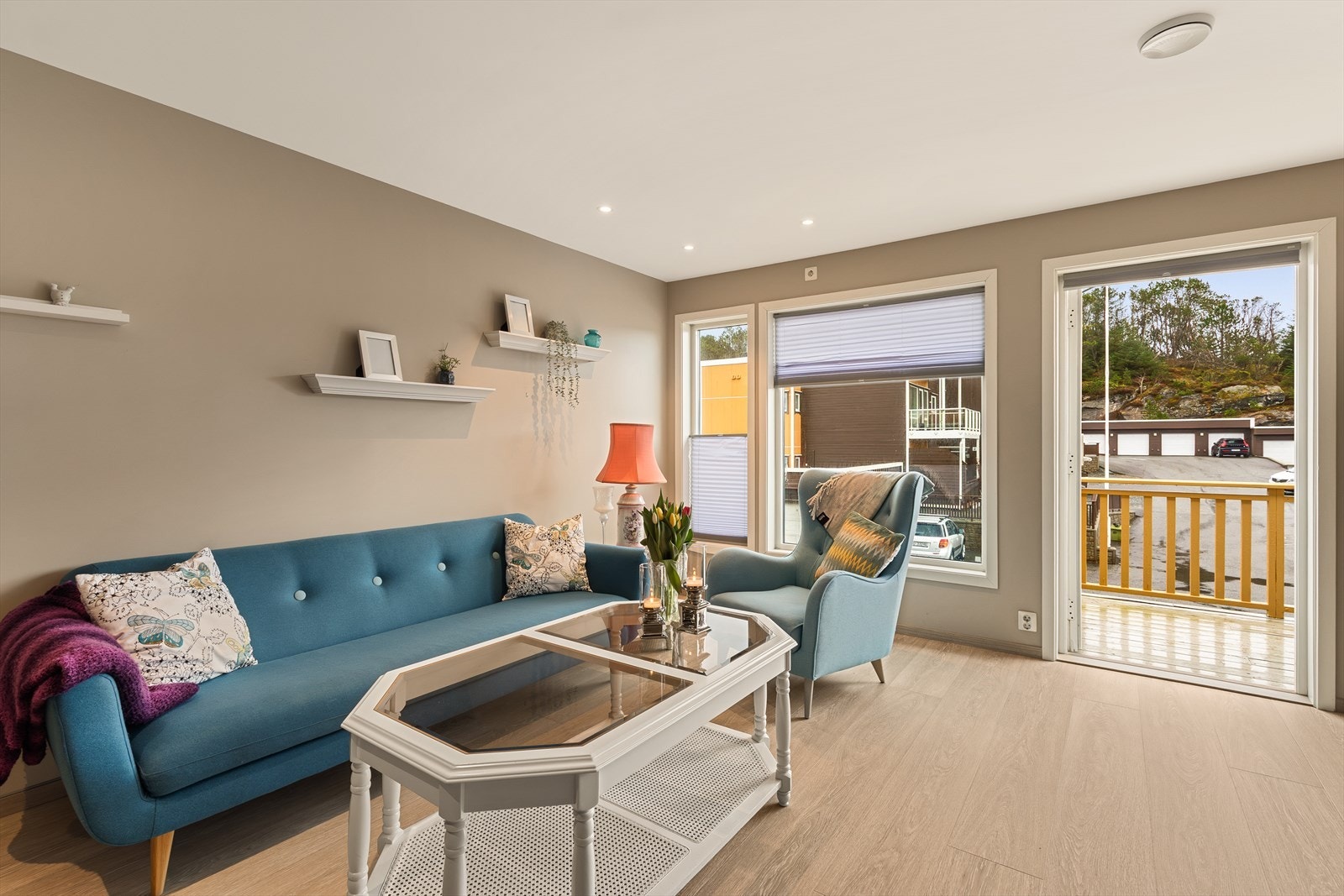 Store vindusflater gir rikelig med naturlig lys Galleribilde