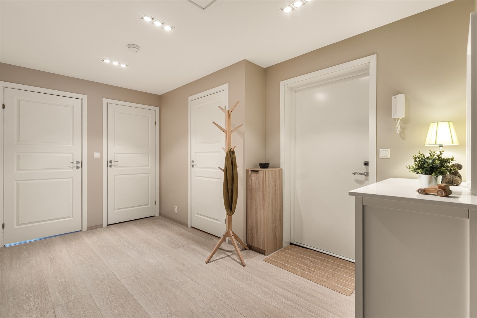 Romslig entré med adkomst til soverommene som ligger praktisk plassert vegg i vegg, samt bad i tilknytning Galleribilde