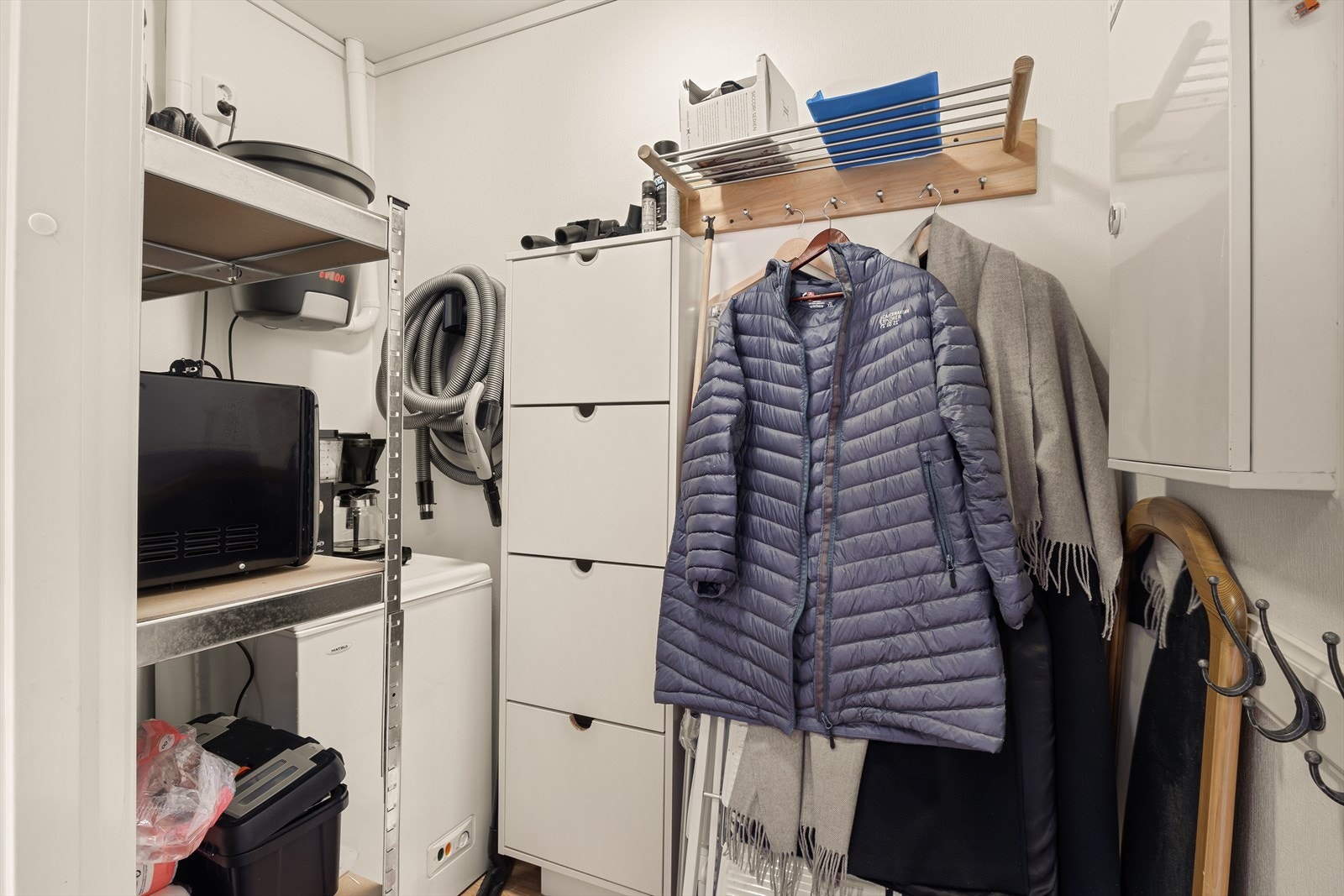 Ved entréen er det også en praktisk bod på 2,5 m², ideell for oppbevaring av yttertøy, sko og annet utstyr Galleribilde