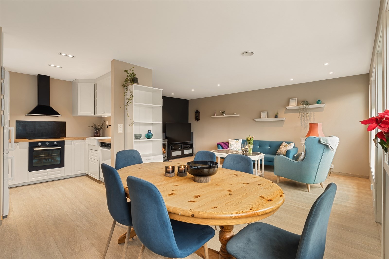 Stuen fremstår som romslig med god plass til både sofagruppe og spisebord Galleribilde