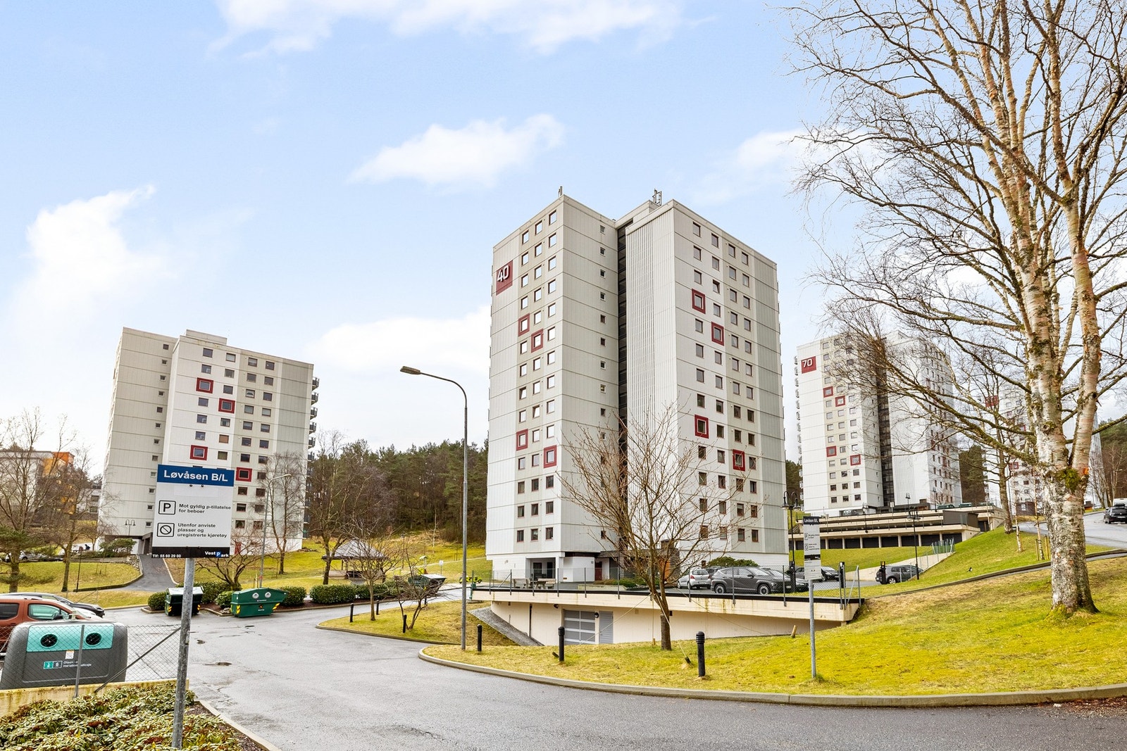 Mulig å leie plass i enkeltgarasje, fellesgarasje eller utvendig på borettslagets parkeringsplasser. Dette tildeles av styret. Galleribilde