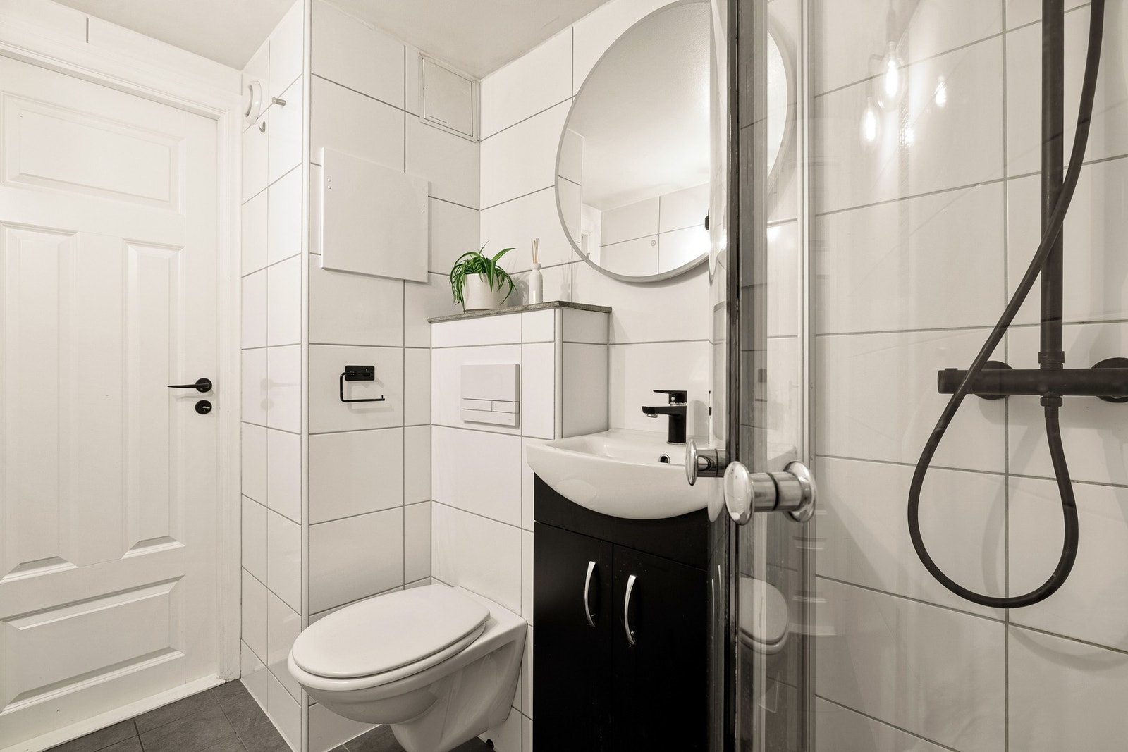 Vegghengt toalett, innredning med nedfelt servant og dusjhjørne/vegger Galleribilde