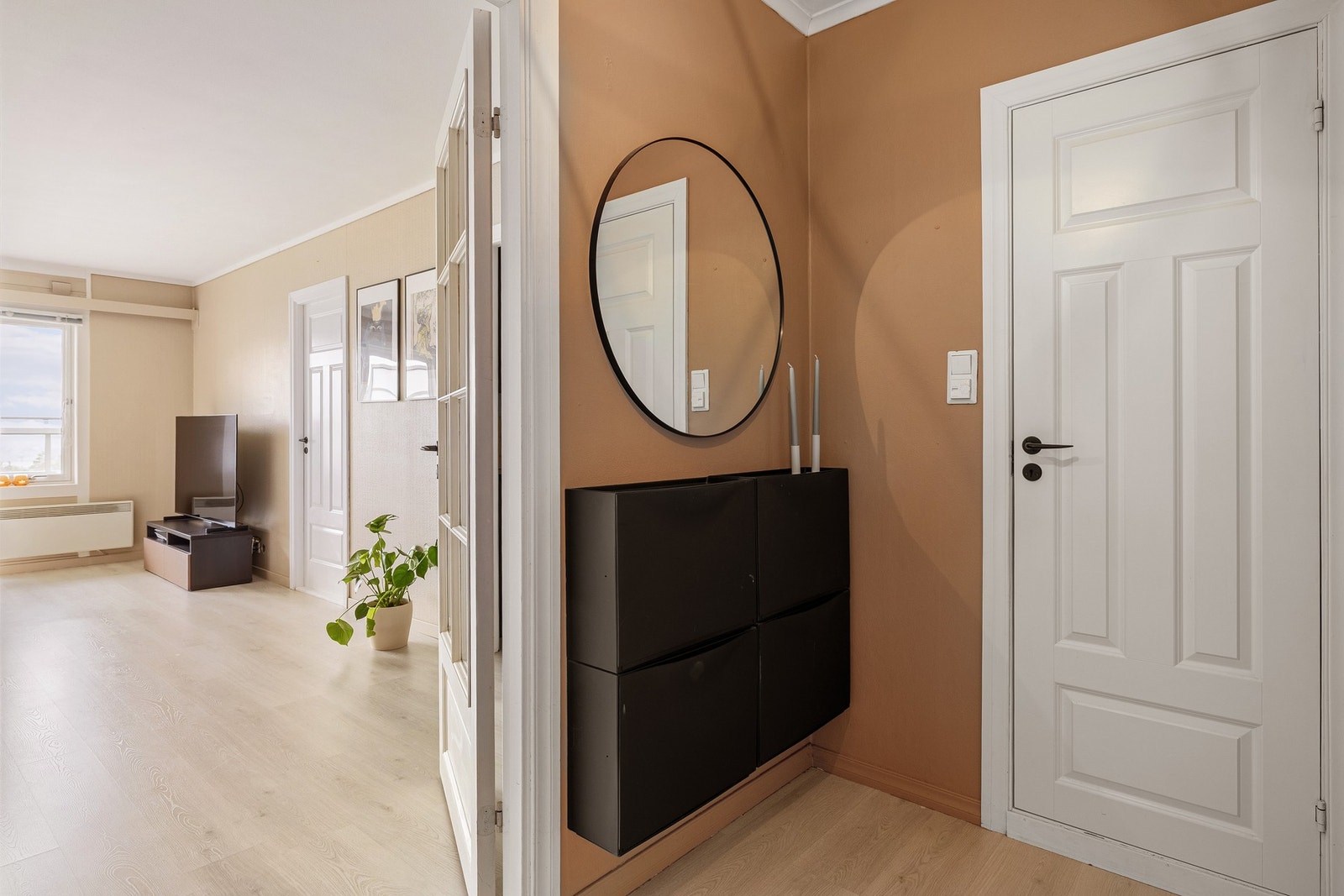 Innvendig holder leiligheten en lys og delikat standard. Galleribilde