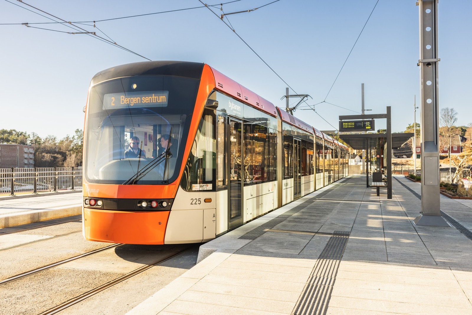 Godt utvalg av kollektiv transport. Bybanen tar deg både retning sentrum eller Bergen lufthavn. Galleribilde