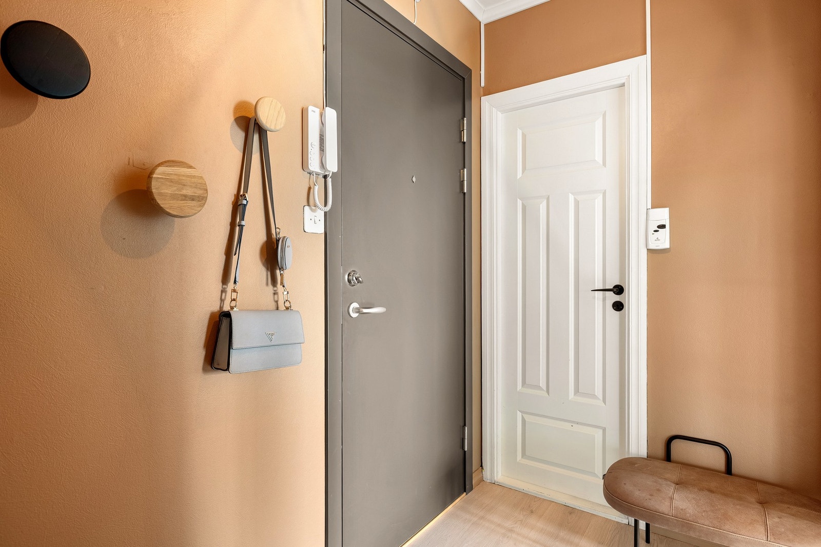 Fra entreen er det tilgang til en innvendig bod, som gir rikelig med lagringsplass. Galleribilde