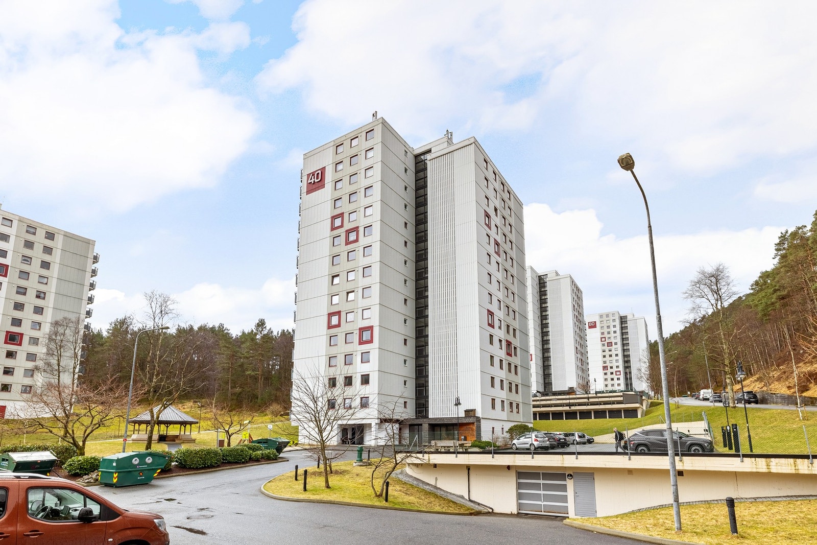 Leiligheten ligger i byggets 14.etasje - toppetasjen. Galleribilde