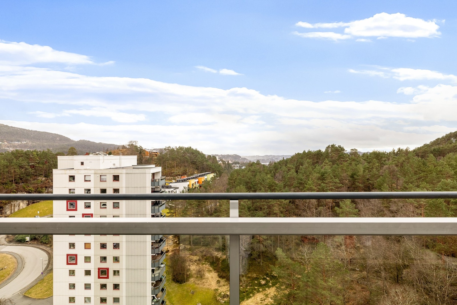 Leiligheten ligger i Løvåsen Borettslag - et populært og veldrevet borettslag. Galleribilde