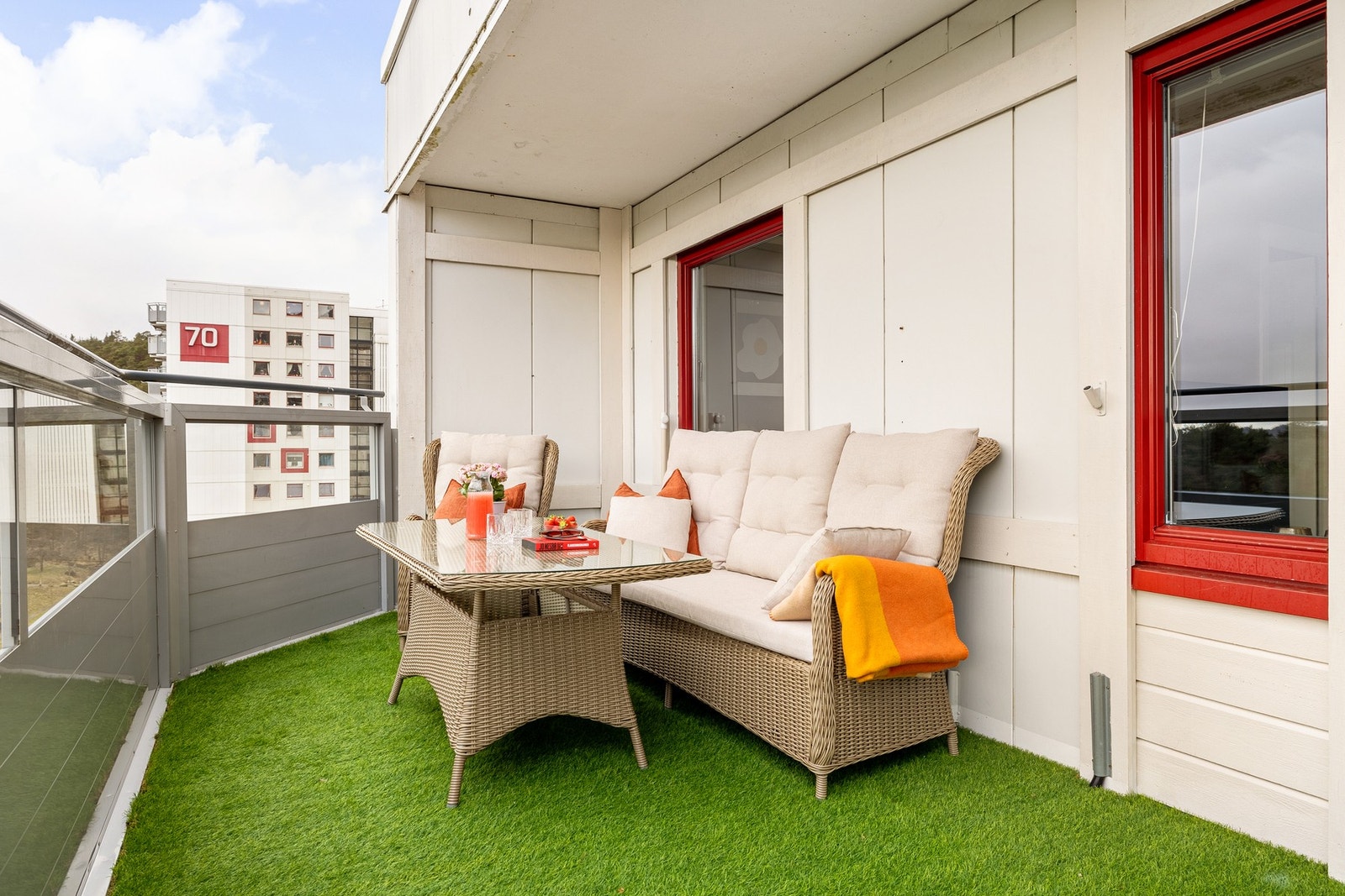 Utgang til balkongen, gjør en naturlig forlengelse av stuen på varme dager. Galleribilde