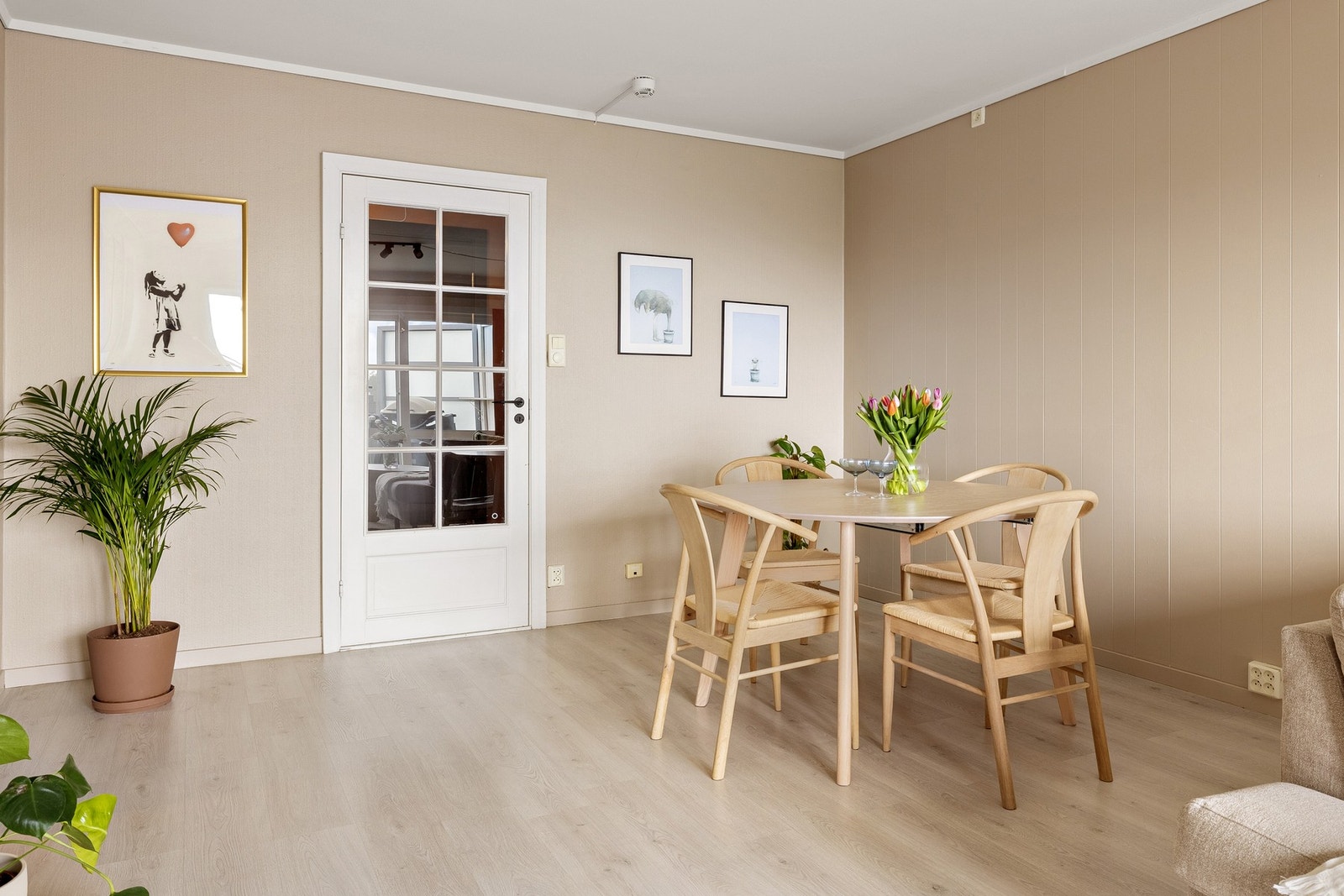 God plass til å samles ved spisebord. Her kan du innrede akkurat som du ønsker. Galleribilde