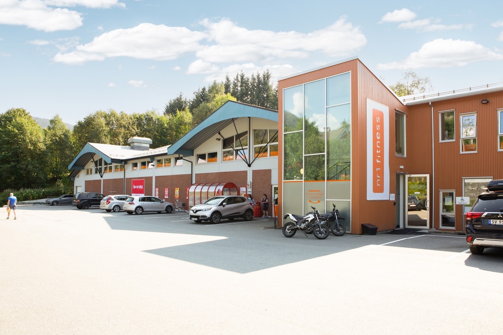 Dagligvare Coop Extra og treningssenter nr 1 fitness, få minutter fra leiligheten. Galleribilde