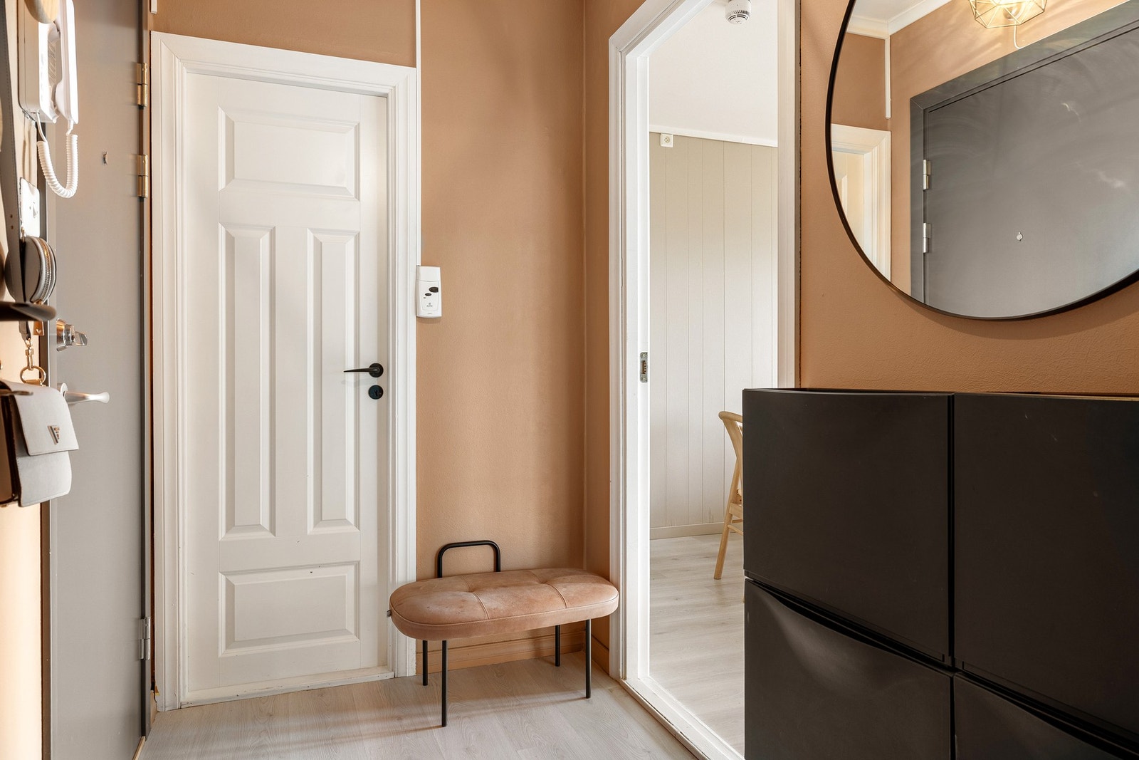 Velkommen inn til en lys og luftig entrè! Galleribilde