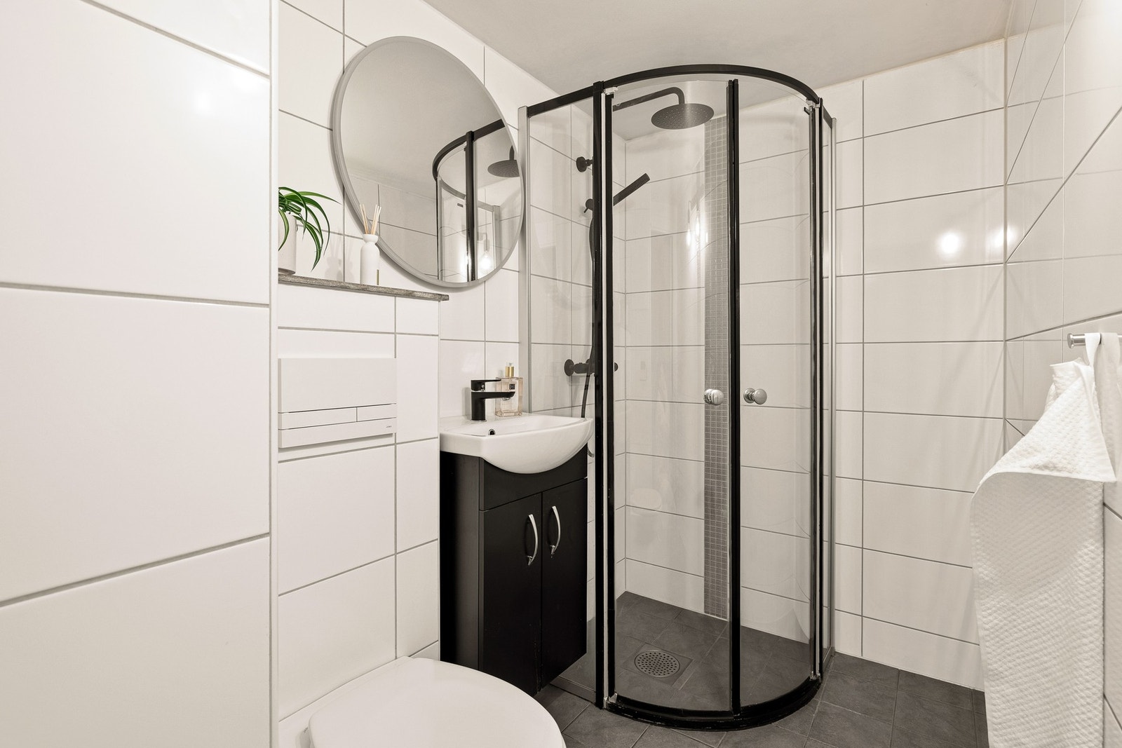 Helfliset bad med varmekabler på gulv. Galleribilde