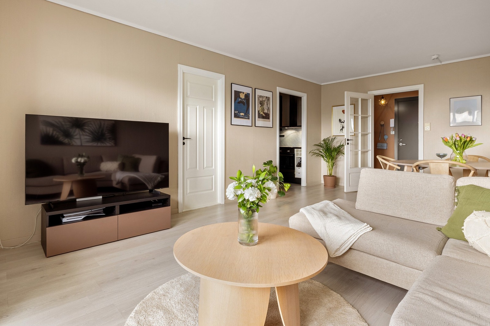 Den gode, åpne planløsningen gjør det lett for deg å trives! Galleribilde