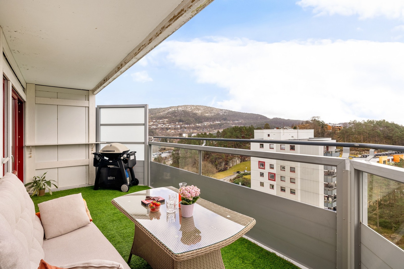 Stor balkong på 15 kvm. Gode utsikt- og solforhold. Galleribilde