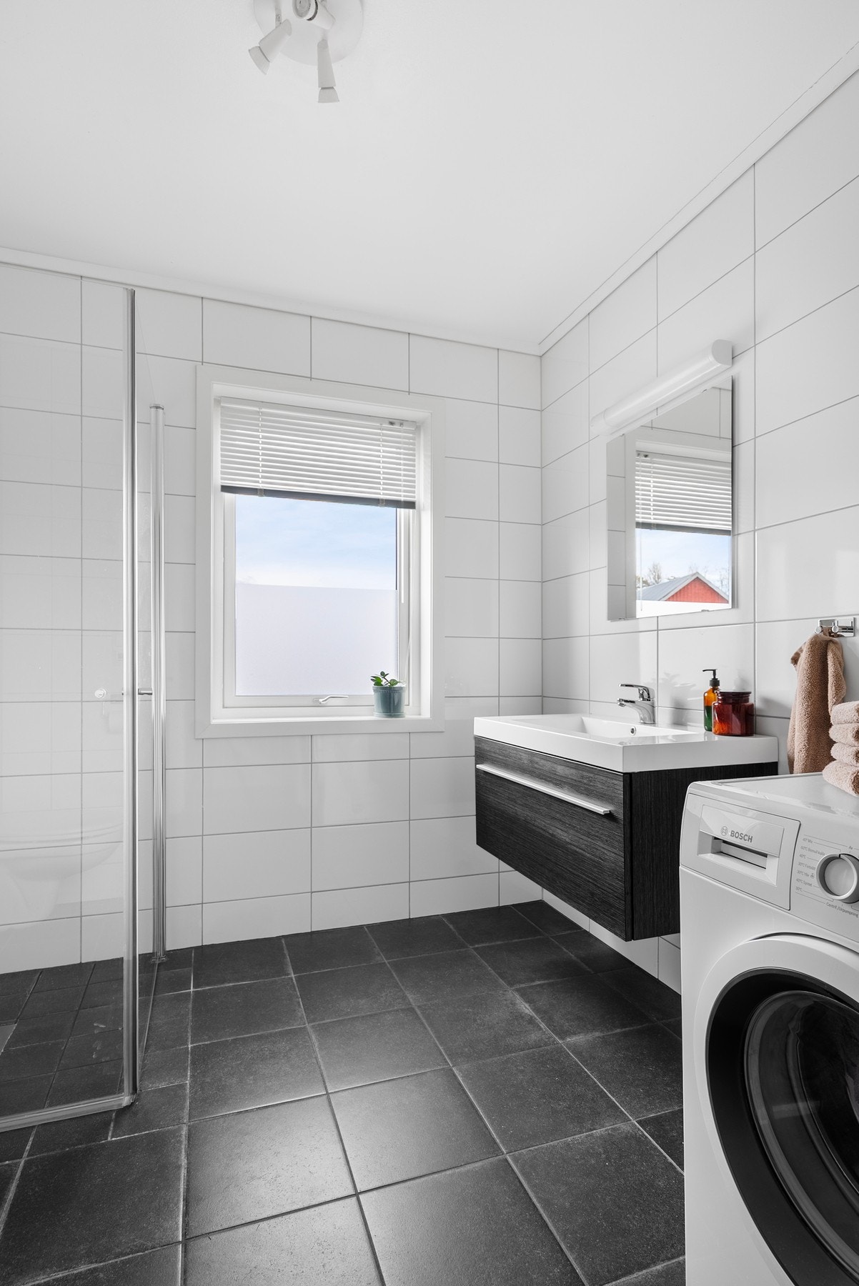 Badet i 2. etasje fungerer som hovedbad og har enkel tilgang fra soverommene Galleribilde