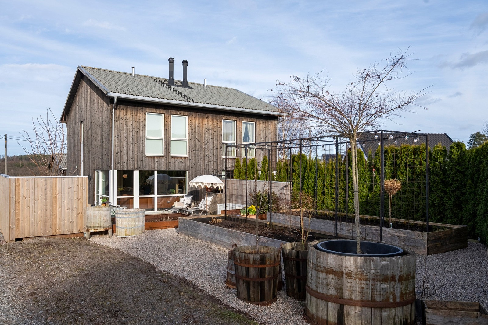 Et privat og innbydende uteområde, perfekt som forlengelse av stuen og hyggelige sene sommerkvelder Galleribilde