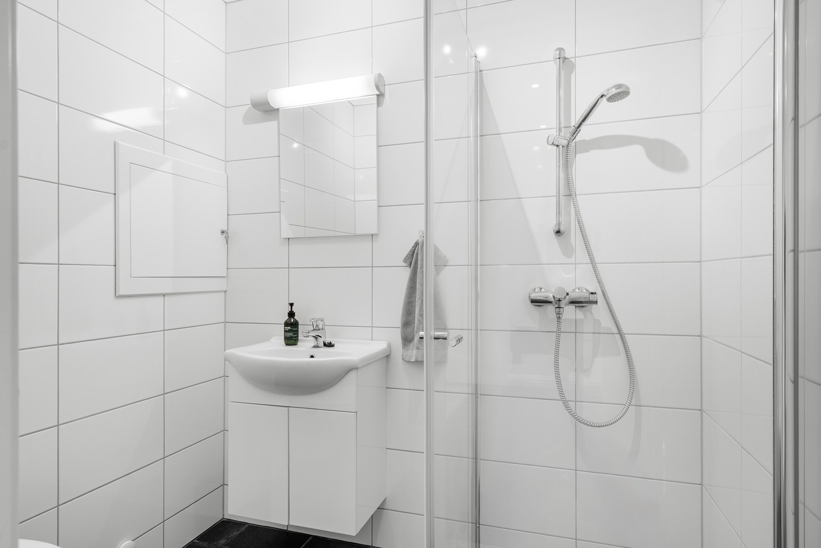 Bad nummer 2 med varmekabler og plass til oppbevaring - en praktisk løsning for hele familien Galleribilde