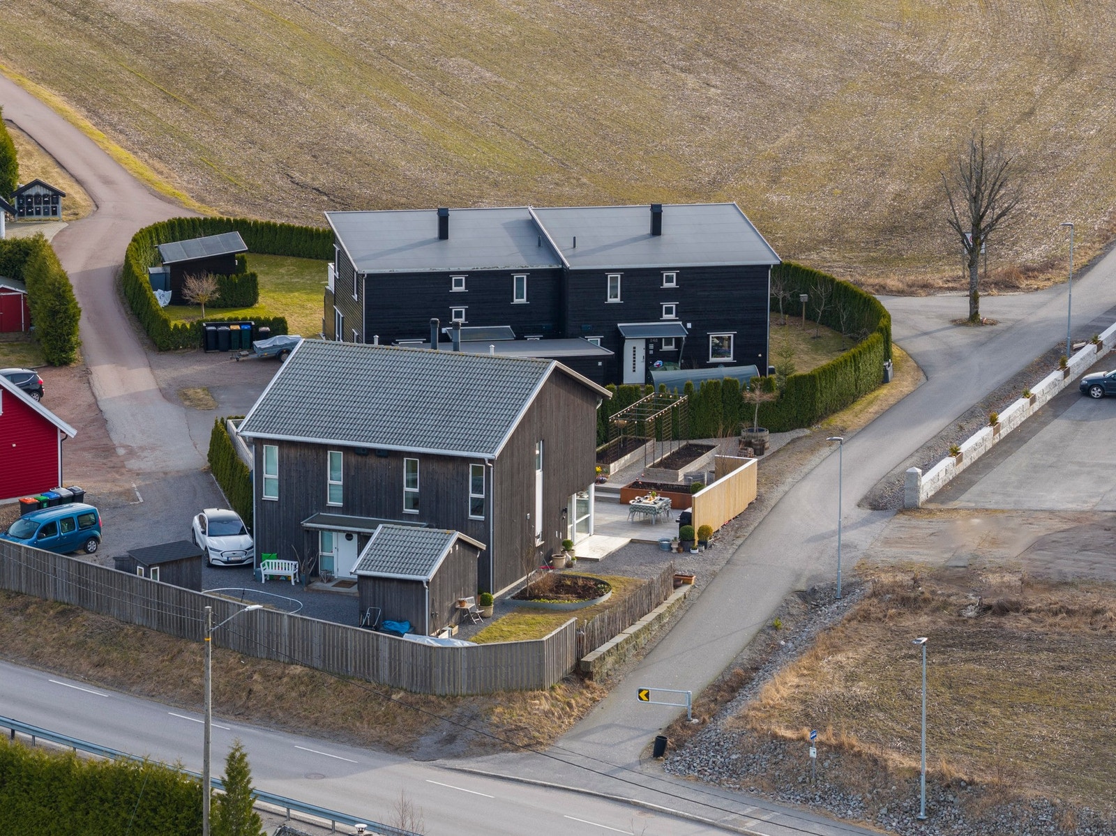 Boligen ligger i et trivelig område med andre boliger - perfekt for et godt nabolag Galleribilde