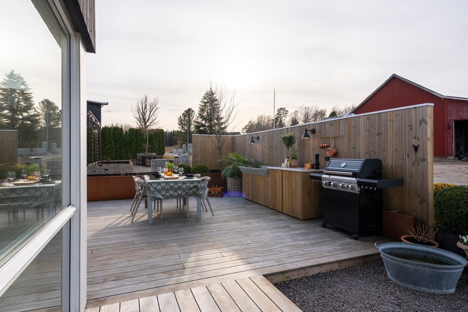 Direkte utgang fra stuen til en egen, innbydende oase - perfekt for avslapning og hygge Galleribilde