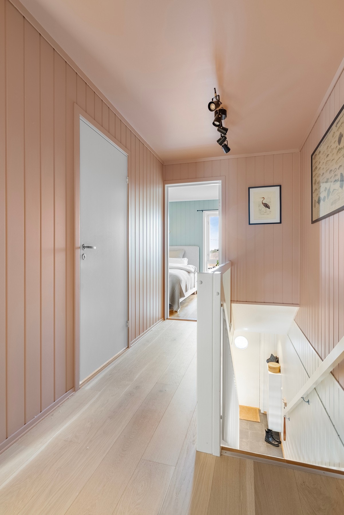 Alle tre soverom og badet ligger praktisk til i samme etasje - ideelt for hverdagsliv og familiebruk Galleribilde