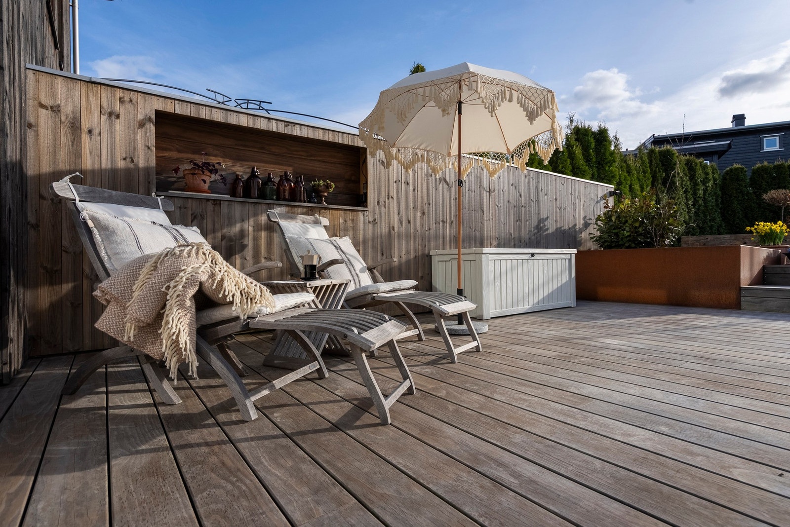 Terrasse på 55 m² med mange bruksområder - skapt for uteselskap, solfylte dager og rolige kvelder Galleribilde