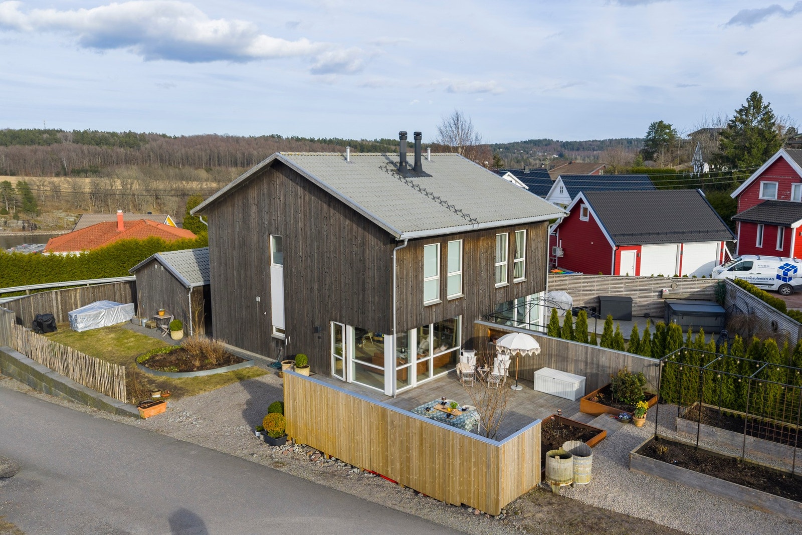 Tomten er romslig og inngjerdet, som skaper trygge rammer og skjermet uteområde Galleribilde