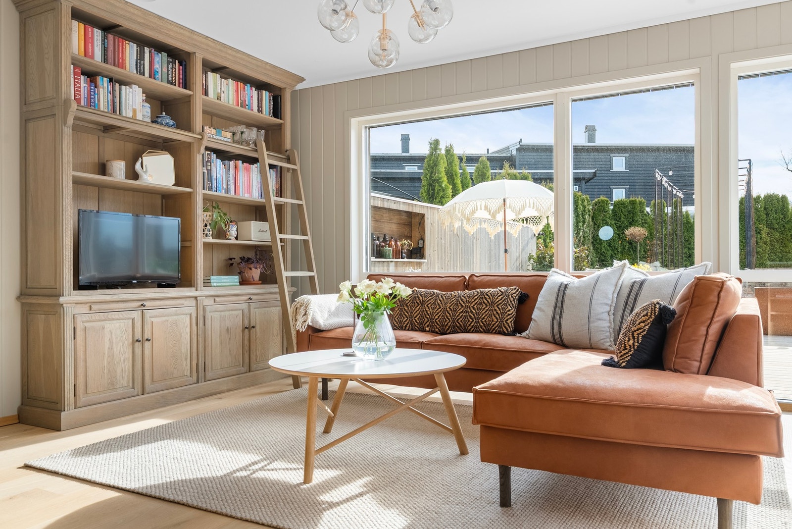 Romslig og koselig stue med varme toner, perfekt for en stor sofagruppe og avslapning Galleribilde