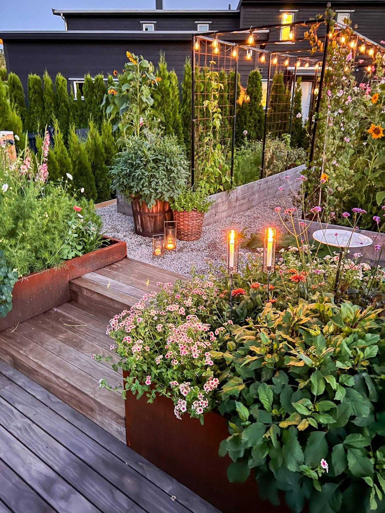 Selgers bilde som viser et hyggelig og grønt uteområde med beplantning og såing Galleribilde