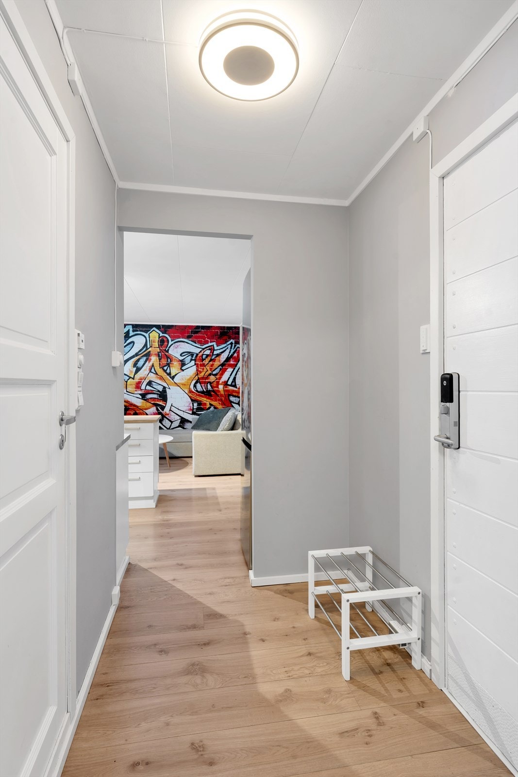 Velkommen inn til entre med plass til å henge i fra seg klær og sko Galleribilde