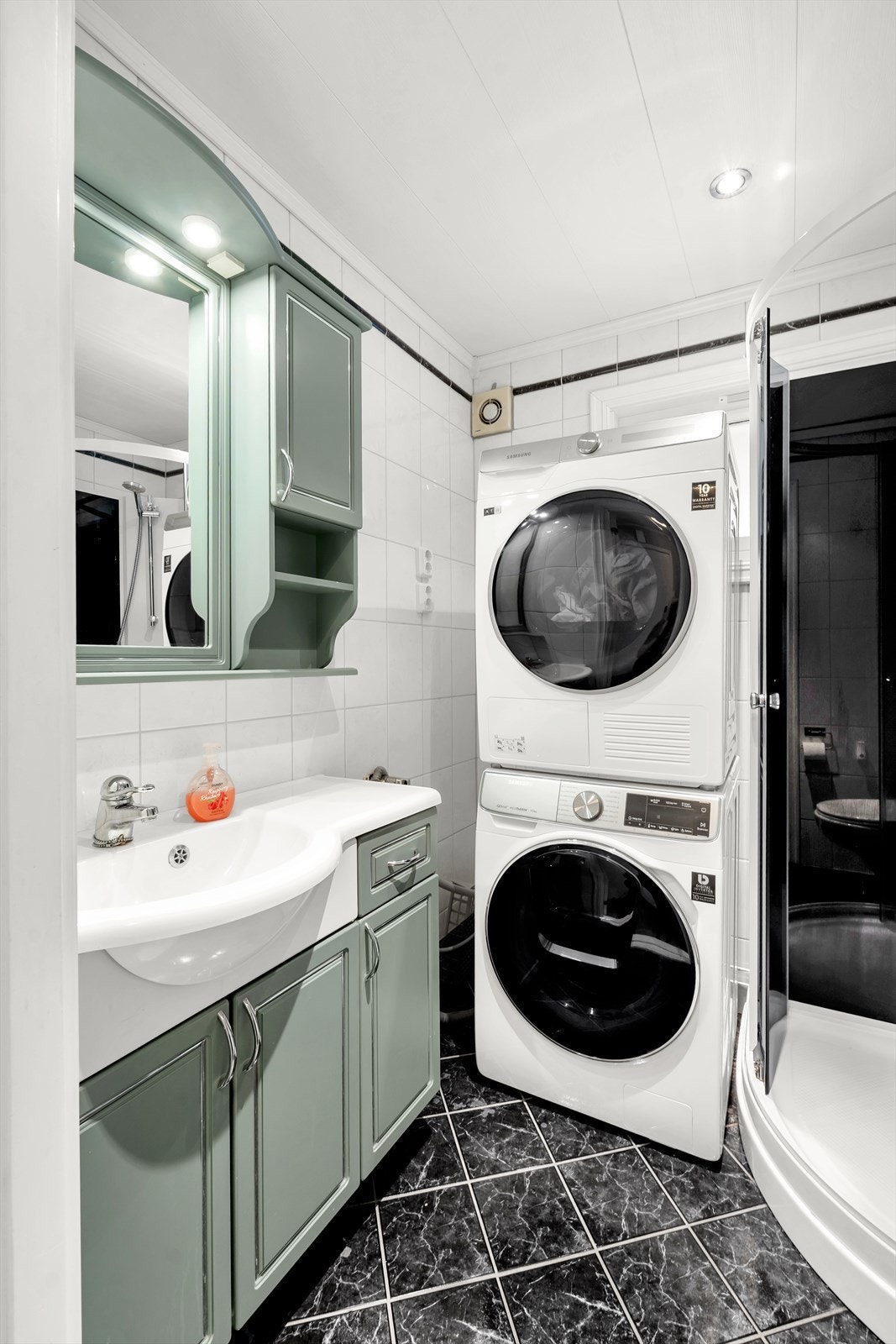 Mye skapplass og opplegg for både vaskemaskin samt tørketrommel Galleribilde