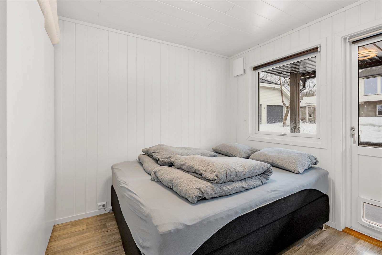 Soverom med skapplass og balkongdør ut til balkong Galleribilde