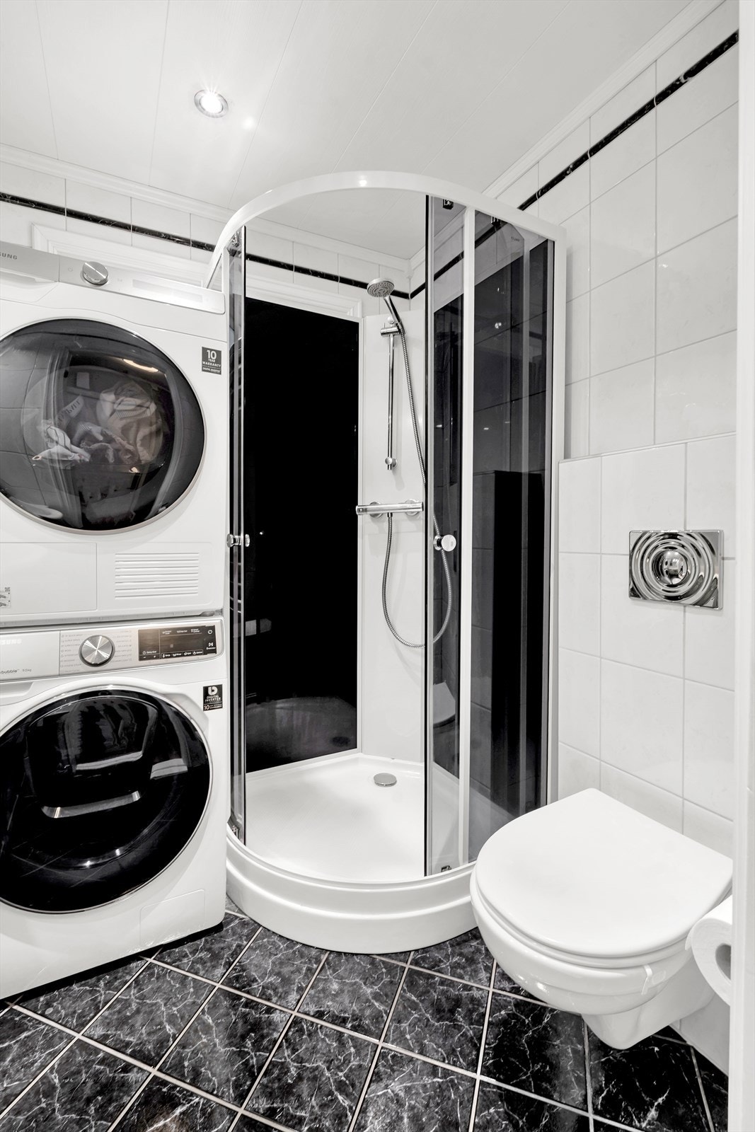 Komplett flislagt bad med varme i gulv, dusjkabinett og vegghengt toalett Galleribilde