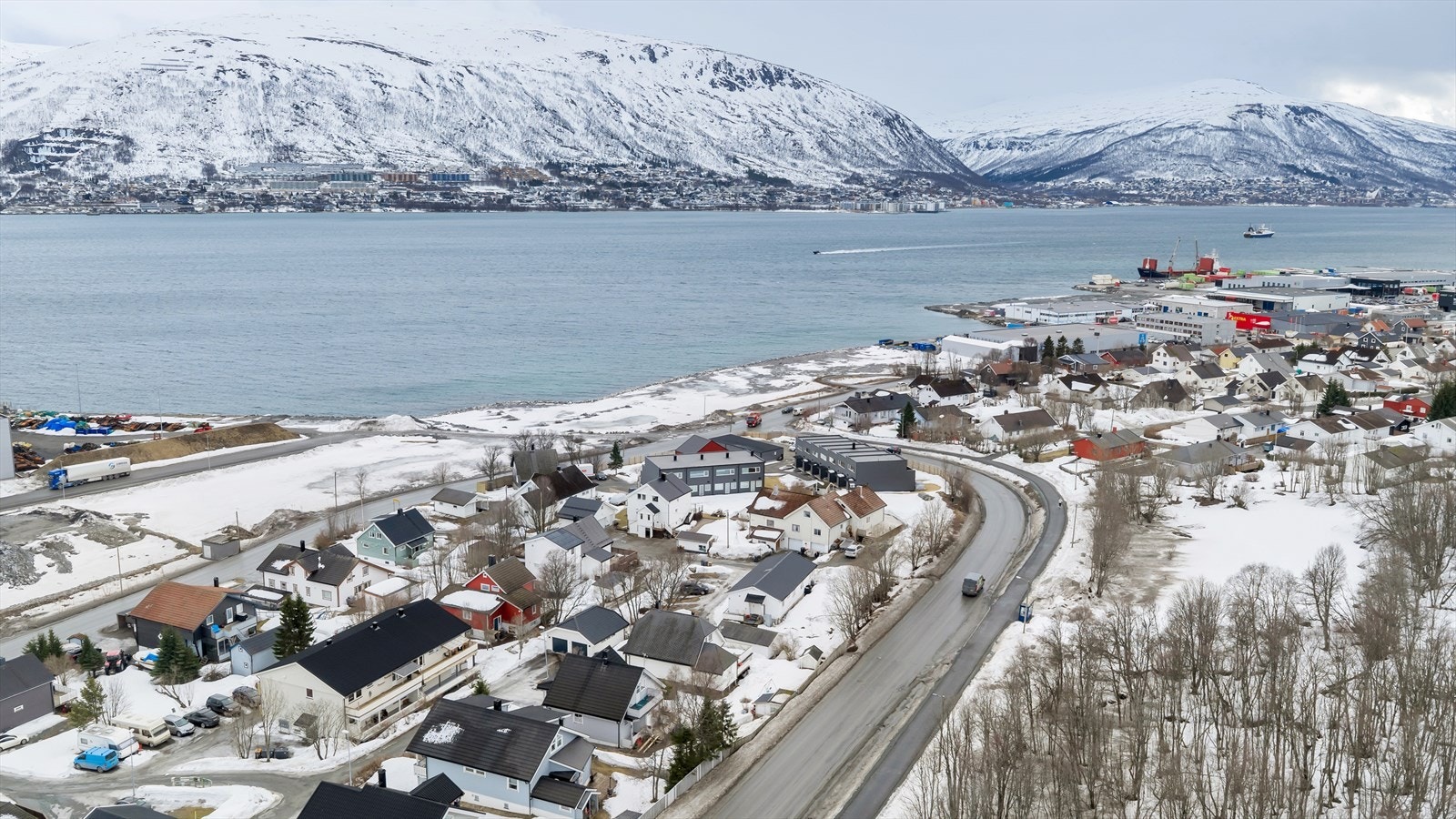 2Coop Extra butikker i umiddelbar nærhet og kort veg til busstopp med svært gode bussforbindelser Galleribilde