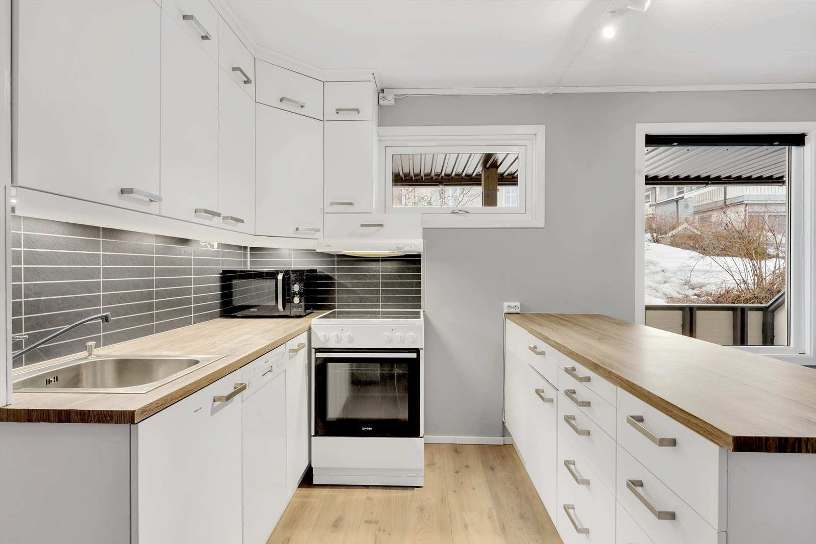 Tidløst og fint flott kjøkken med mye skap- og benkeplass Galleribilde