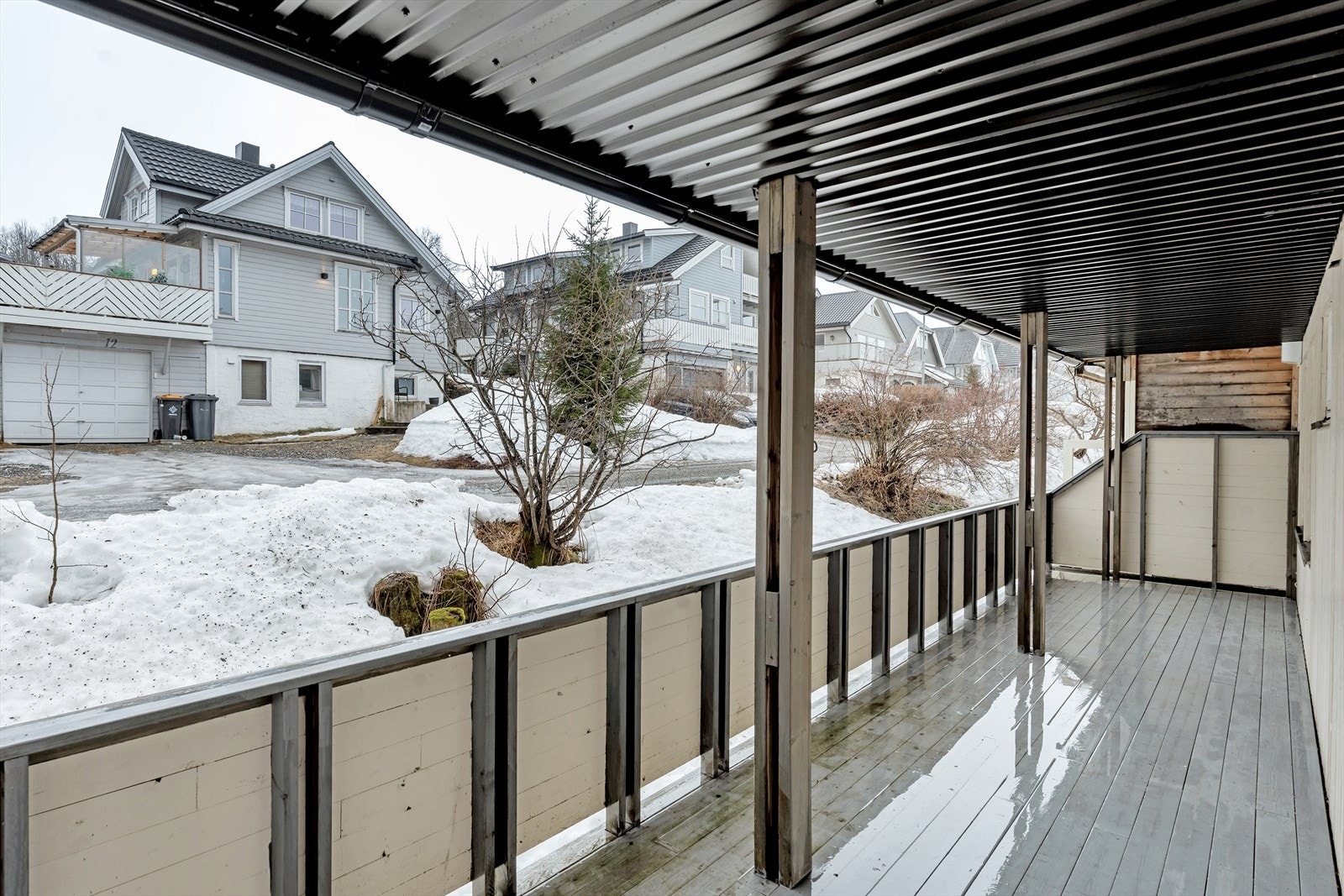 Utgang fra soverom til vestvendt og takoverbygget balkong Galleribilde