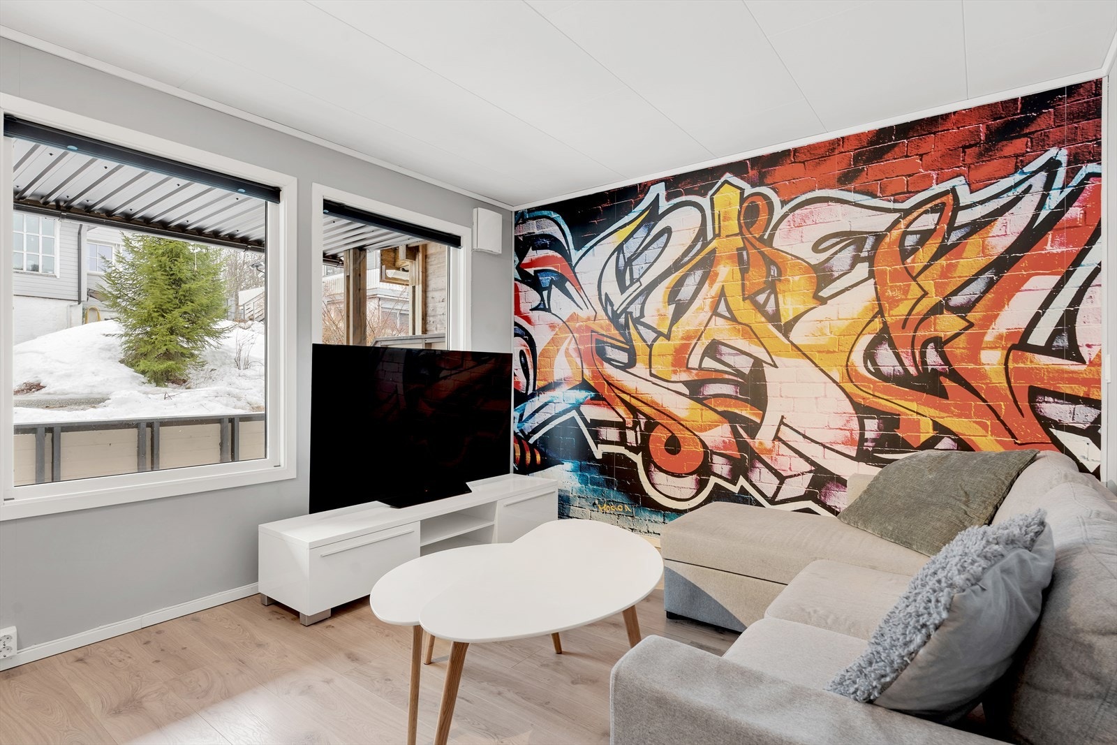 Kunstnerisk kontrastvegg, flott laminatgulv og store vinduer mot vest som slipper inn mye naturlig lys Galleribilde