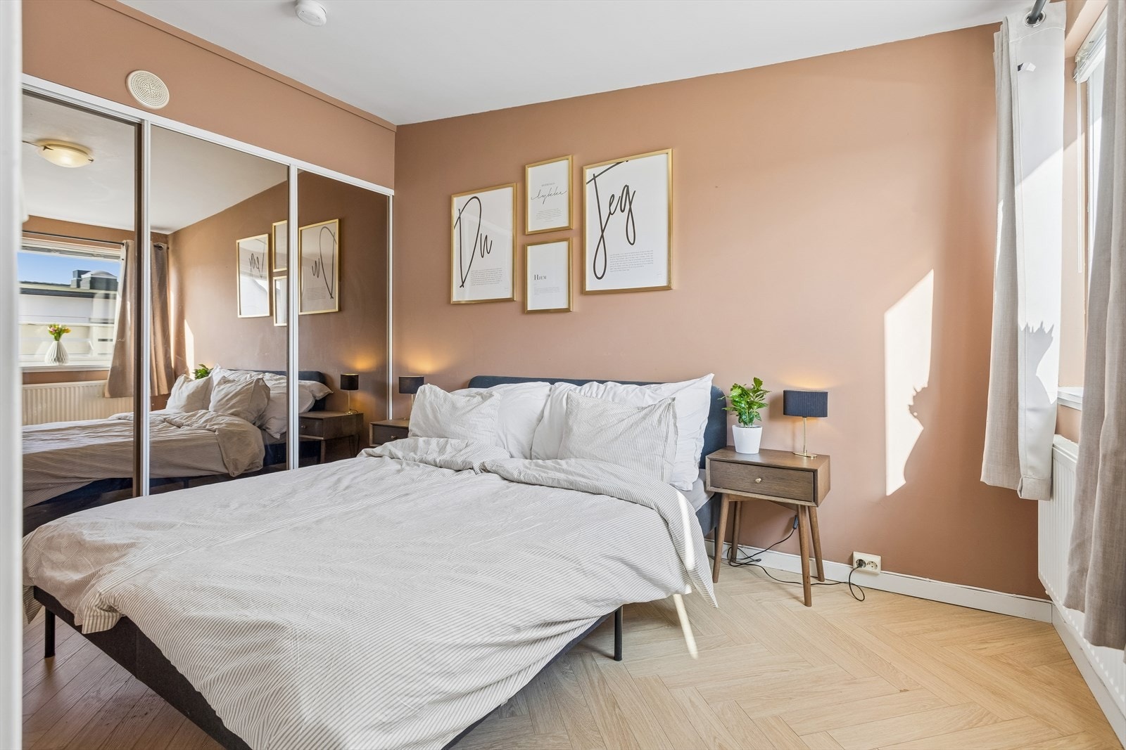 Soverommet er utstyrt med en skyvedørsgarderobe. Galleribilde