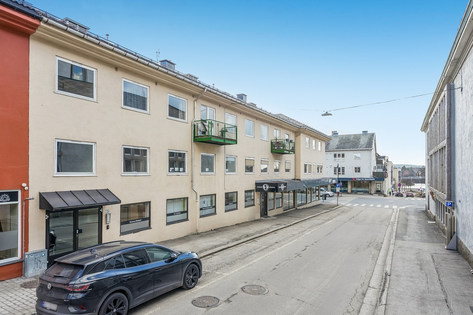 Bygningen er en del av et kombinert forretningsbygg og boligblokk. Galleribilde