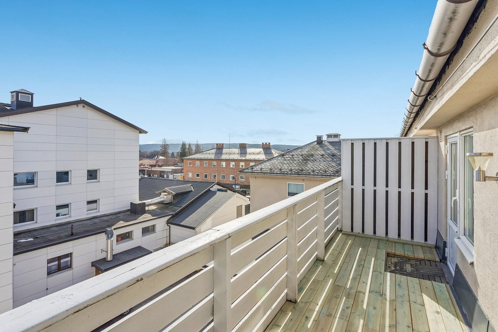Balkongen har impregnerte terrassebord og malt rekkverk, og måler totalt 8 m². Galleribilde