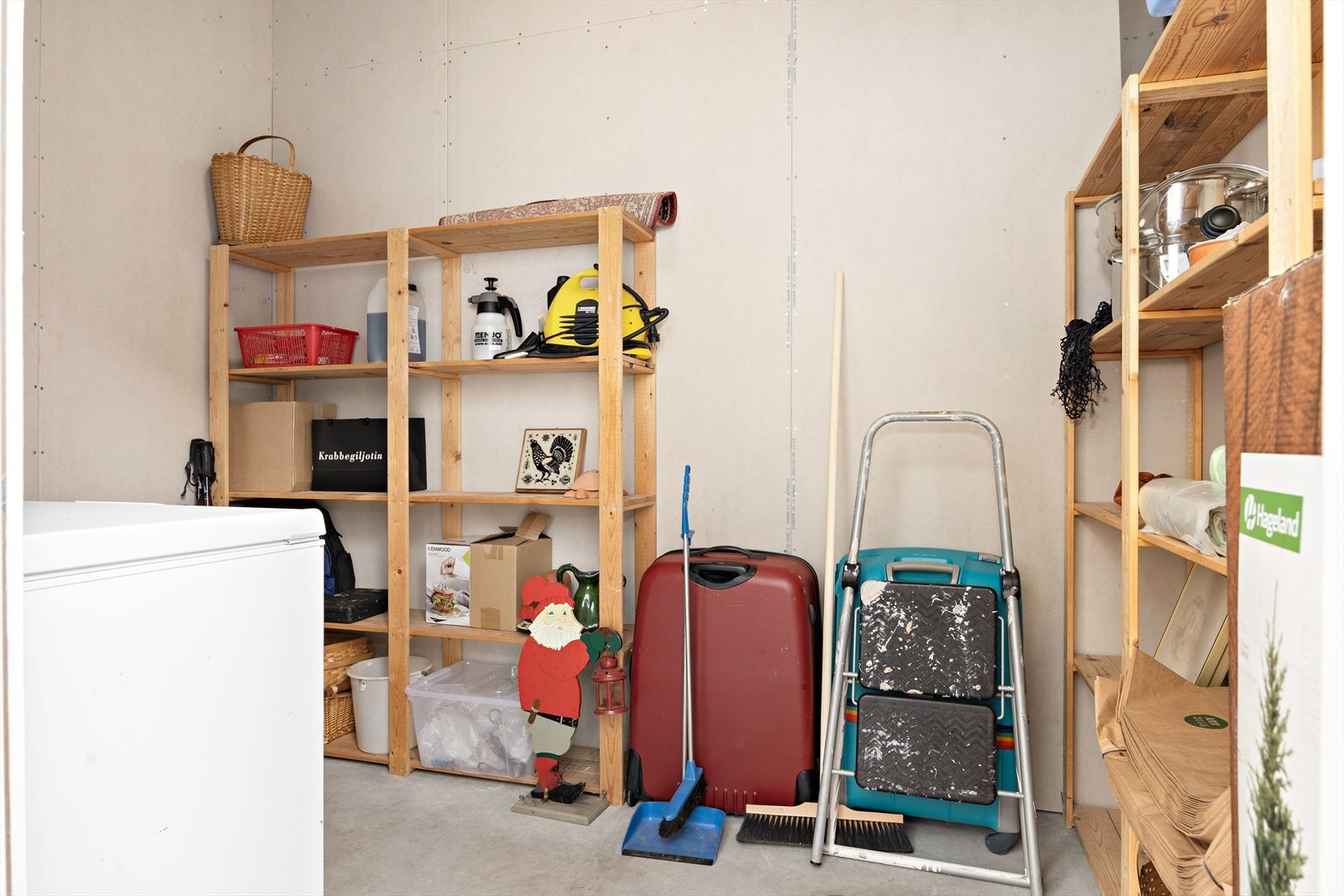 Utvendig bod like ved garasjen med god plass til oppbevaring. Galleribilde