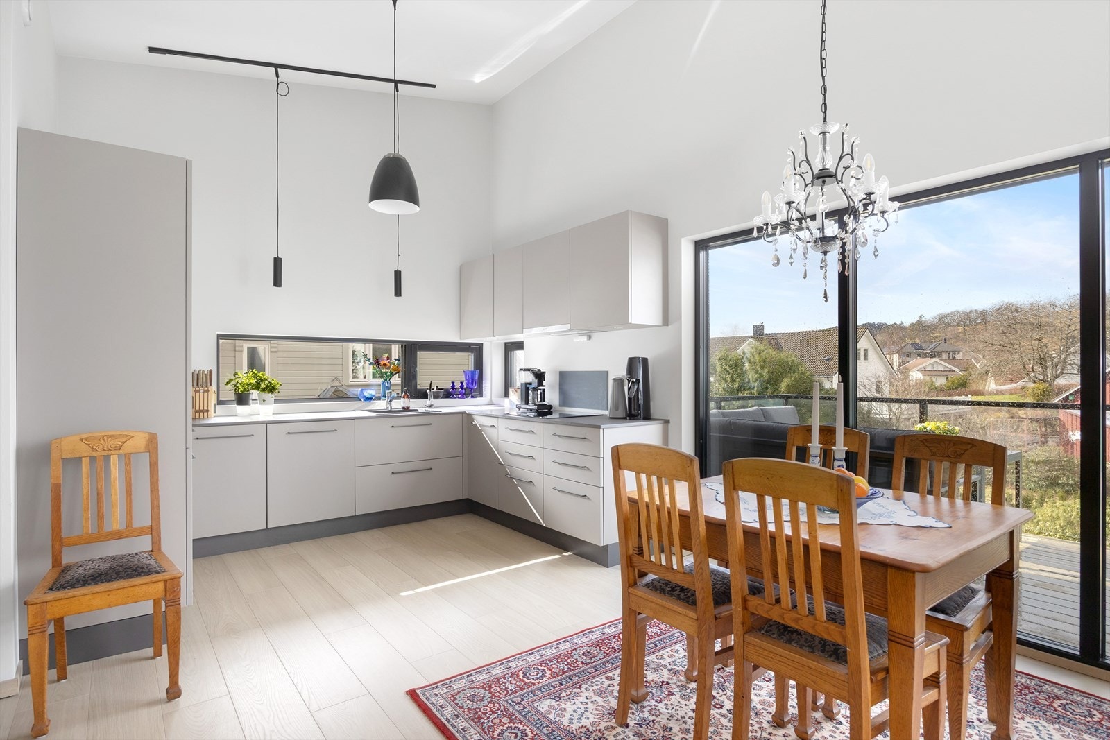 Det stilrene kjøkkenet kombinerer funksjonalitet og design. Med glatte fronter og laminert benkeplate utstyrt med nedfelt vask, får du her en arbeidsflate som er både elegant og lettstelt. Galleribilde