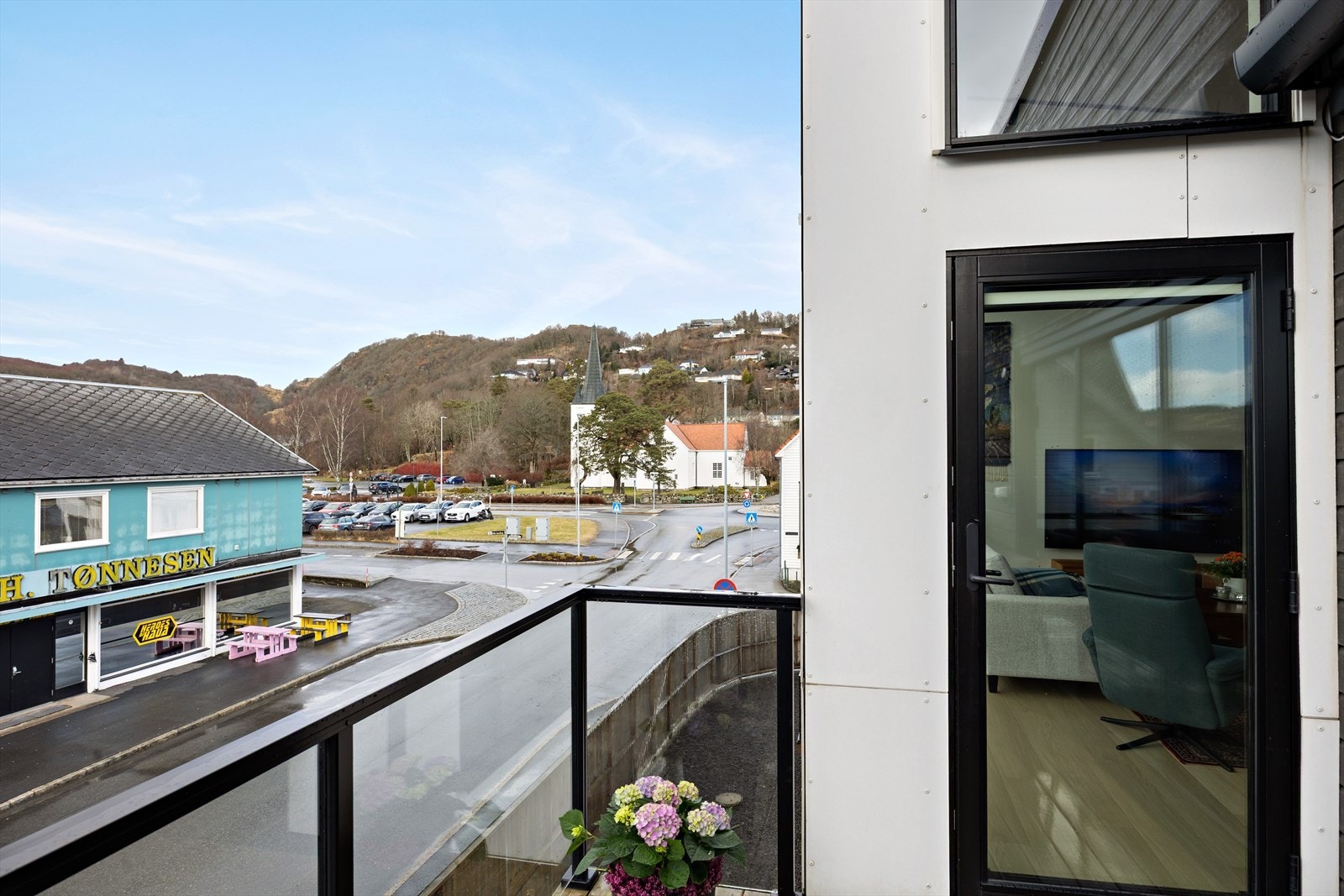 Kjekk uteplass som er utstyr med elektrisk terrasse markise. Galleribilde