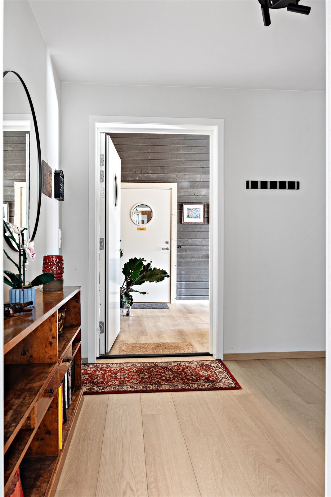 Velkommen inn i en lys og luftig entré med garderobeskap hvor du kan oppbevare yttertøy og sko på en praktisk måte. Dette rommet setter standarden for resten av boligen og gir et godt førsteinntrykk. Galleribilde