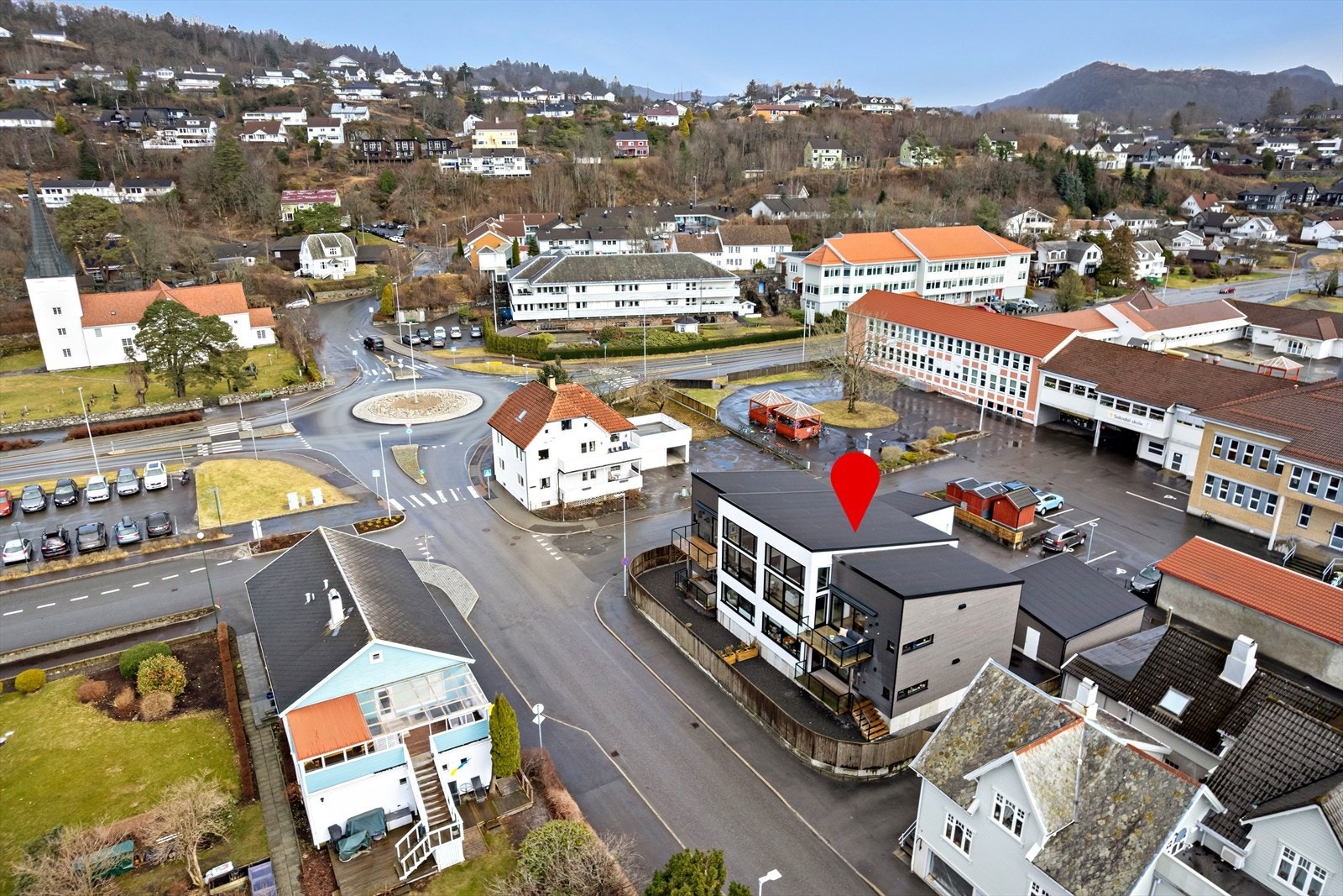 Velkommen til Rutebilstasjonen 14 - en lekker, sentrumsnær leilighet som oppfyller mange boligdrømmer! Med gjennomgående god standard og nøye utvalgte materialer fremstår boligen som innbydende og moderne.
Foto: Diakrit v/Arne Ove Østebrøt Galleribilde