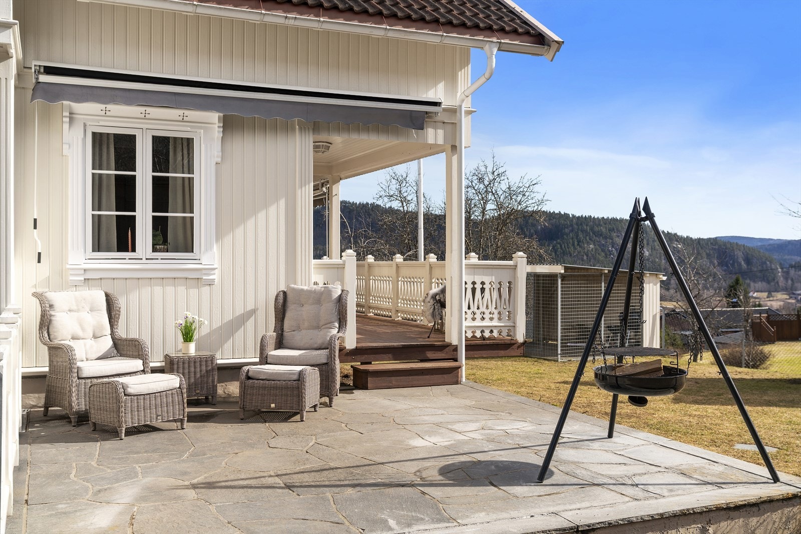 Skiferlagt terrasse med markise Galleribilde