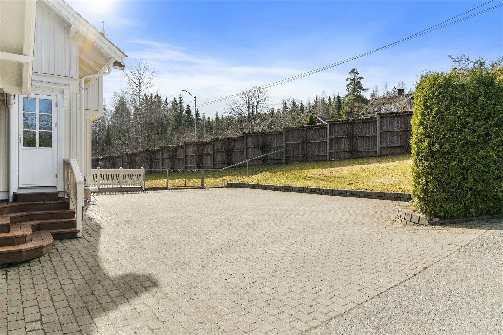 Tomten er opparbeidet med gressplen, blomsterbed og belegningsstein i gårdsplass. Tomten er skjermet med hekk og gjerde mot naboer og vei Galleribilde